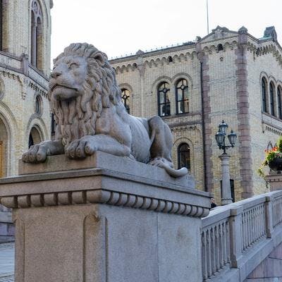 Løvebakken foran Stortinget. 