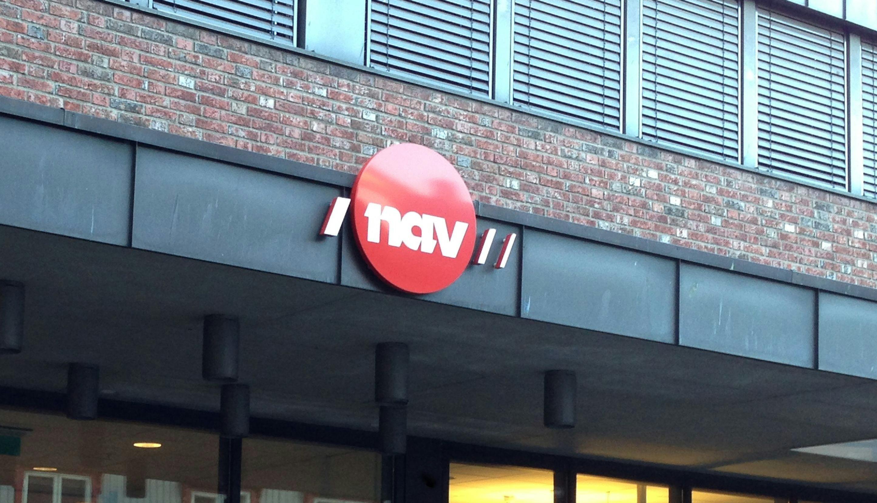 NAV-skilt på inngangsparti.