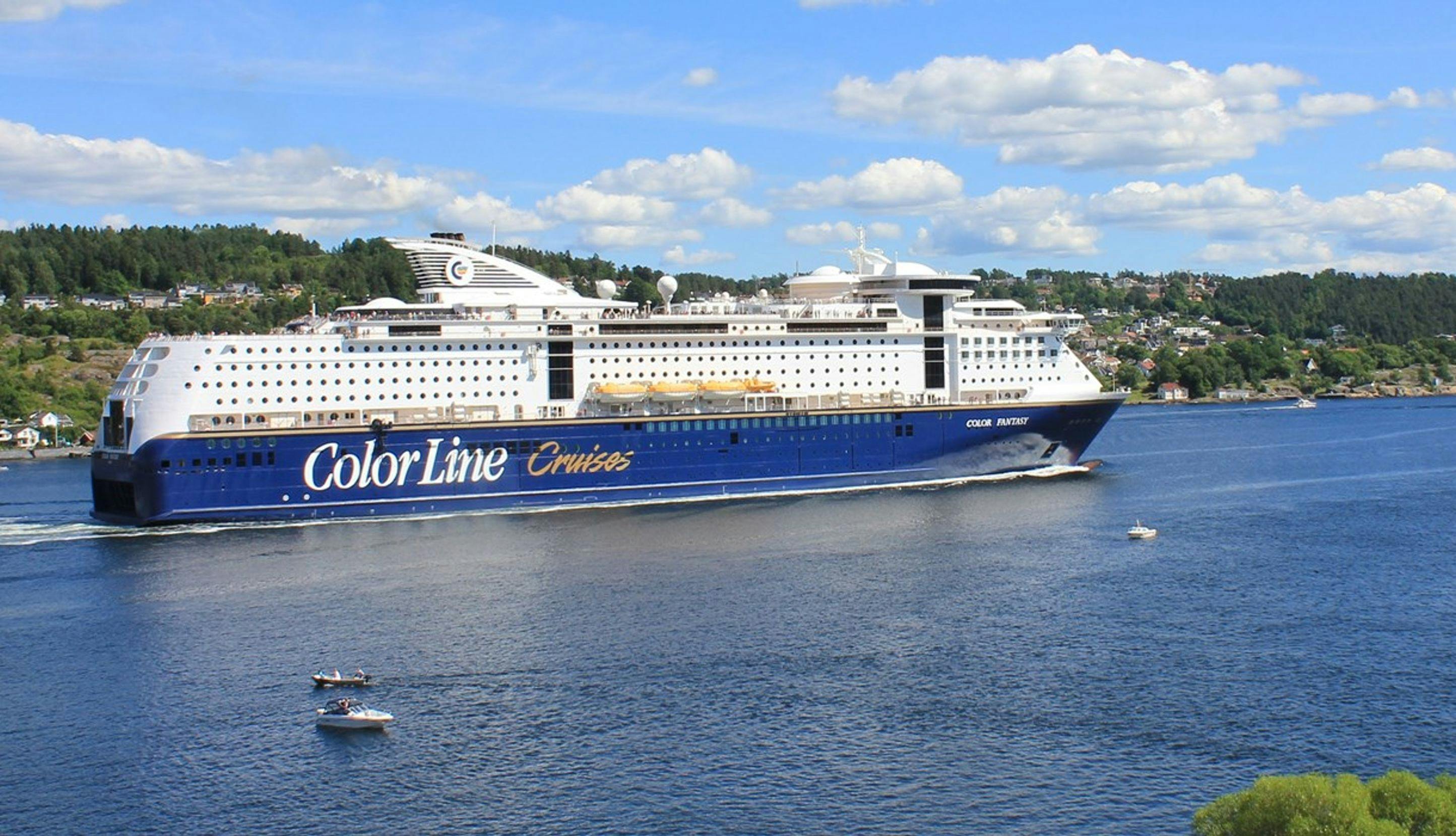 Skip fra Color Line passerer Drøbak.