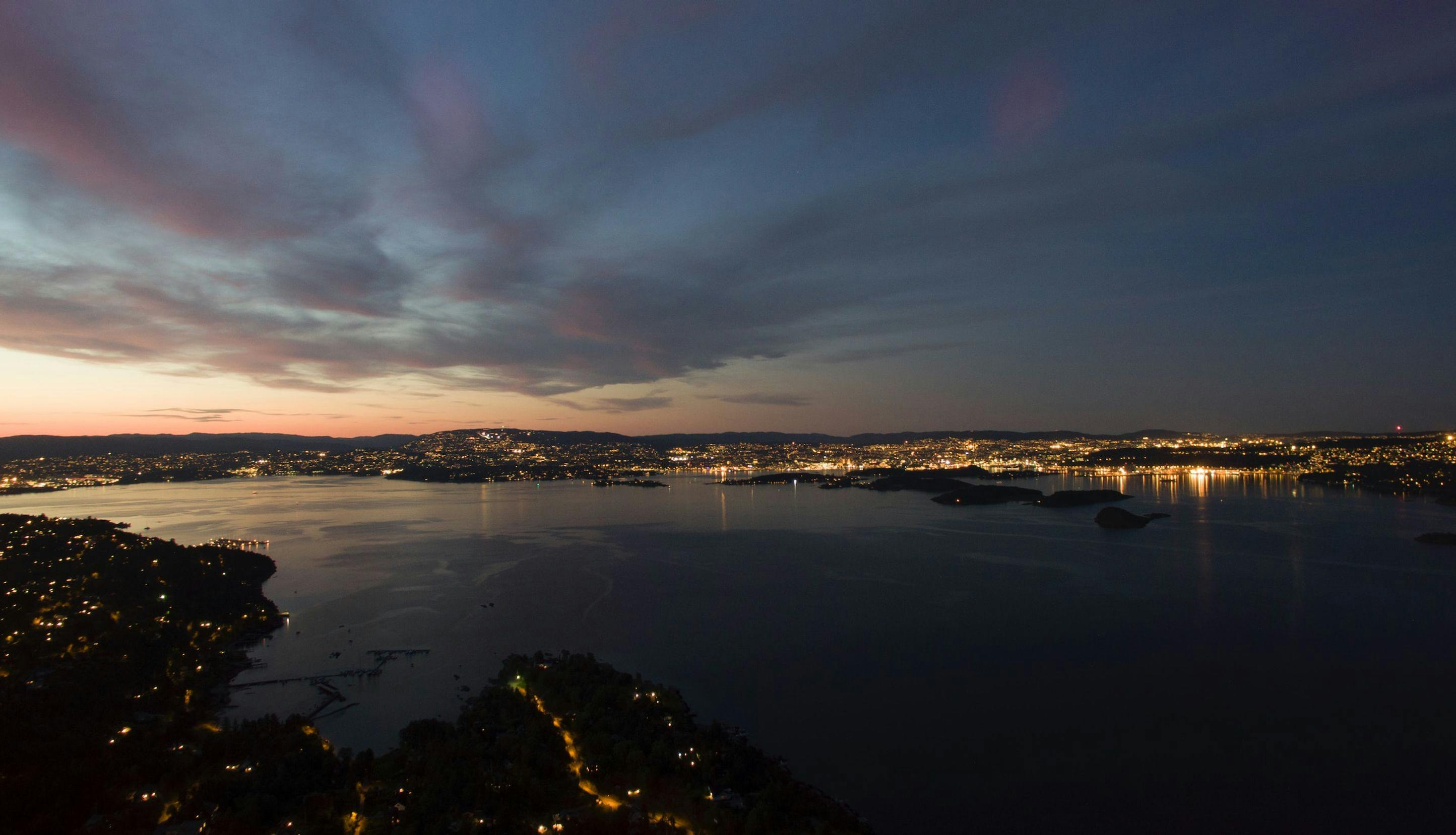 Bilde av Oslo sett fra Nesodden om kvelden.