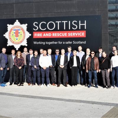 Deltakere på studietur utenfor Scottish Fire and Rescue Services. 
