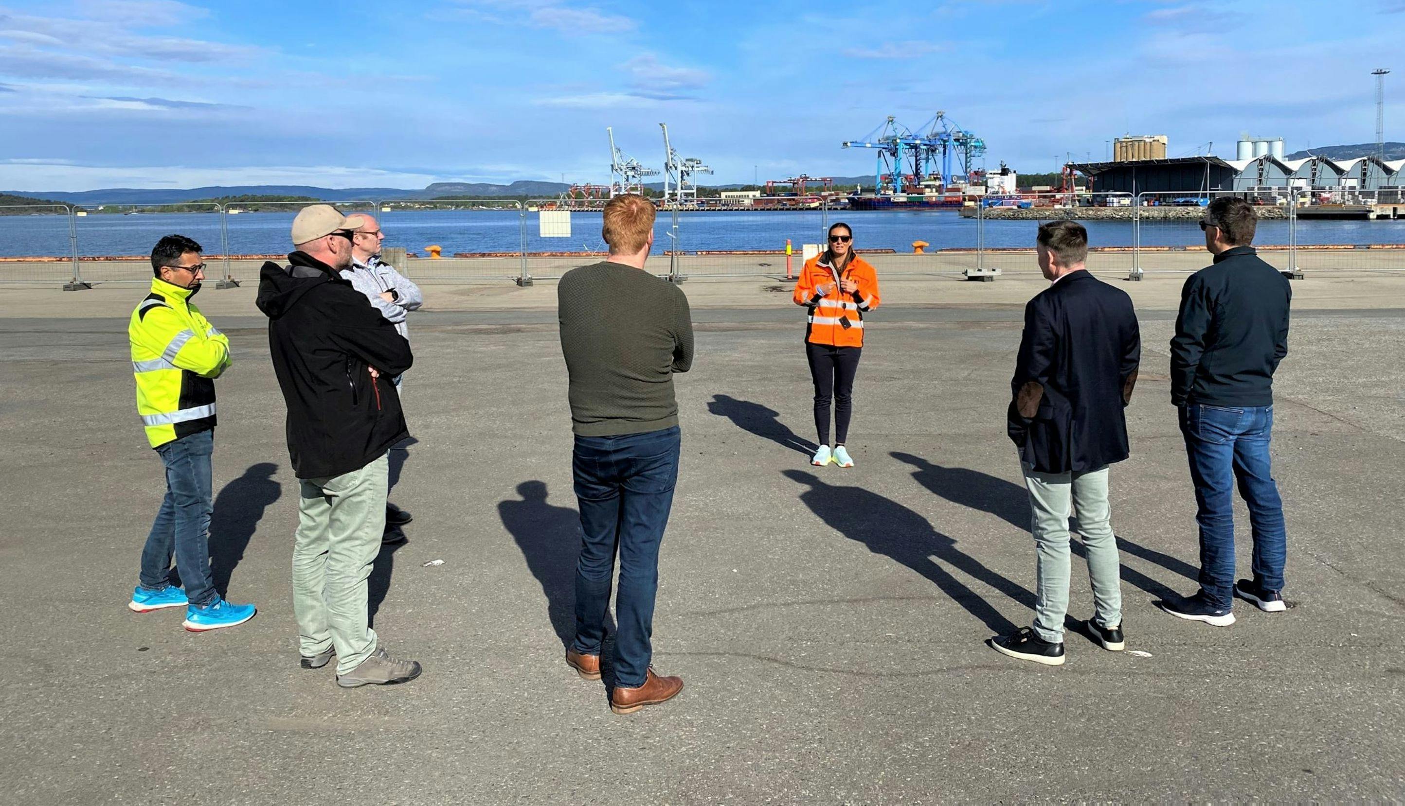Personer på ekskursjon i Oslo havn.