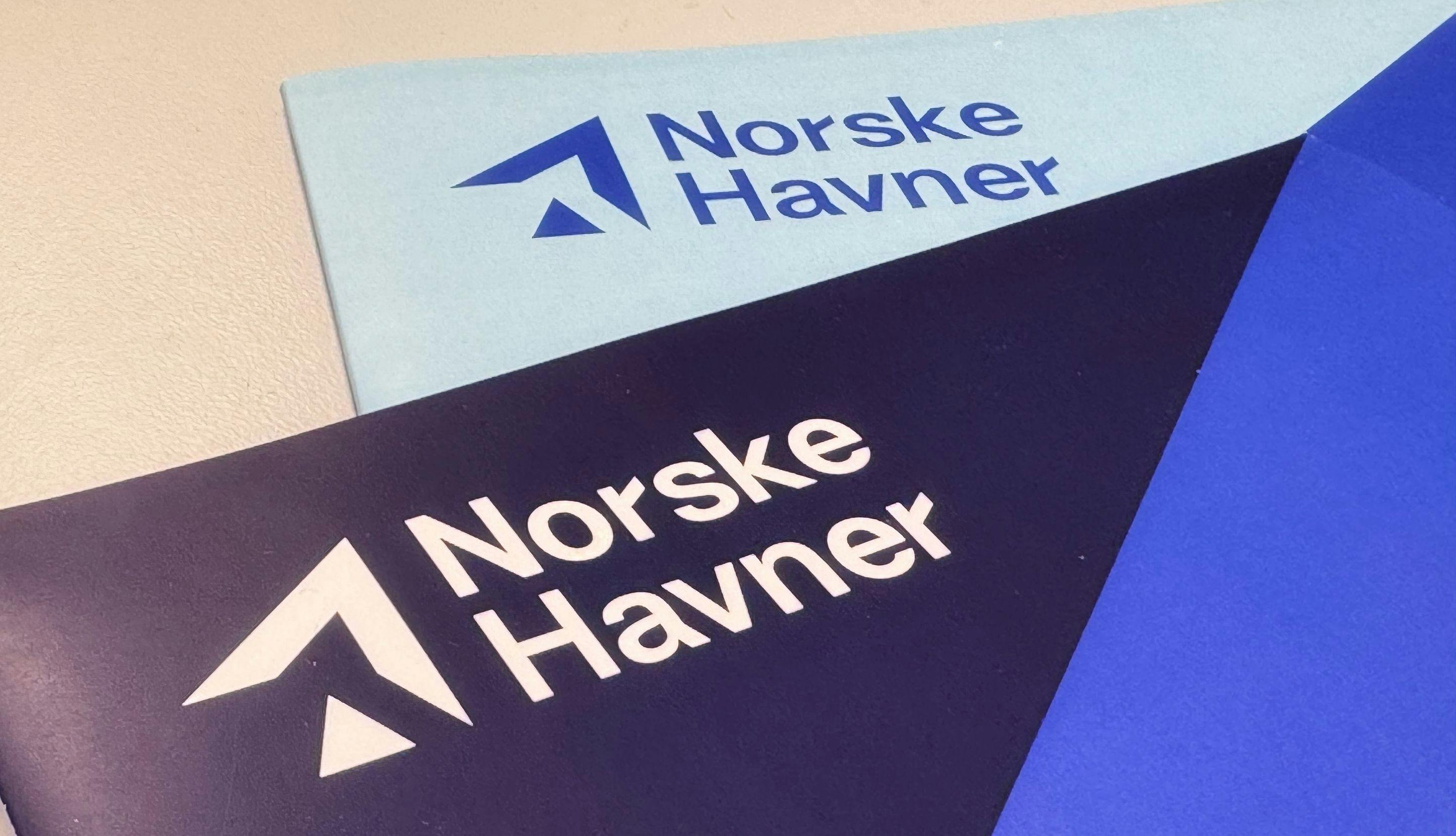 Brosyrer med Norske Havners logo.
