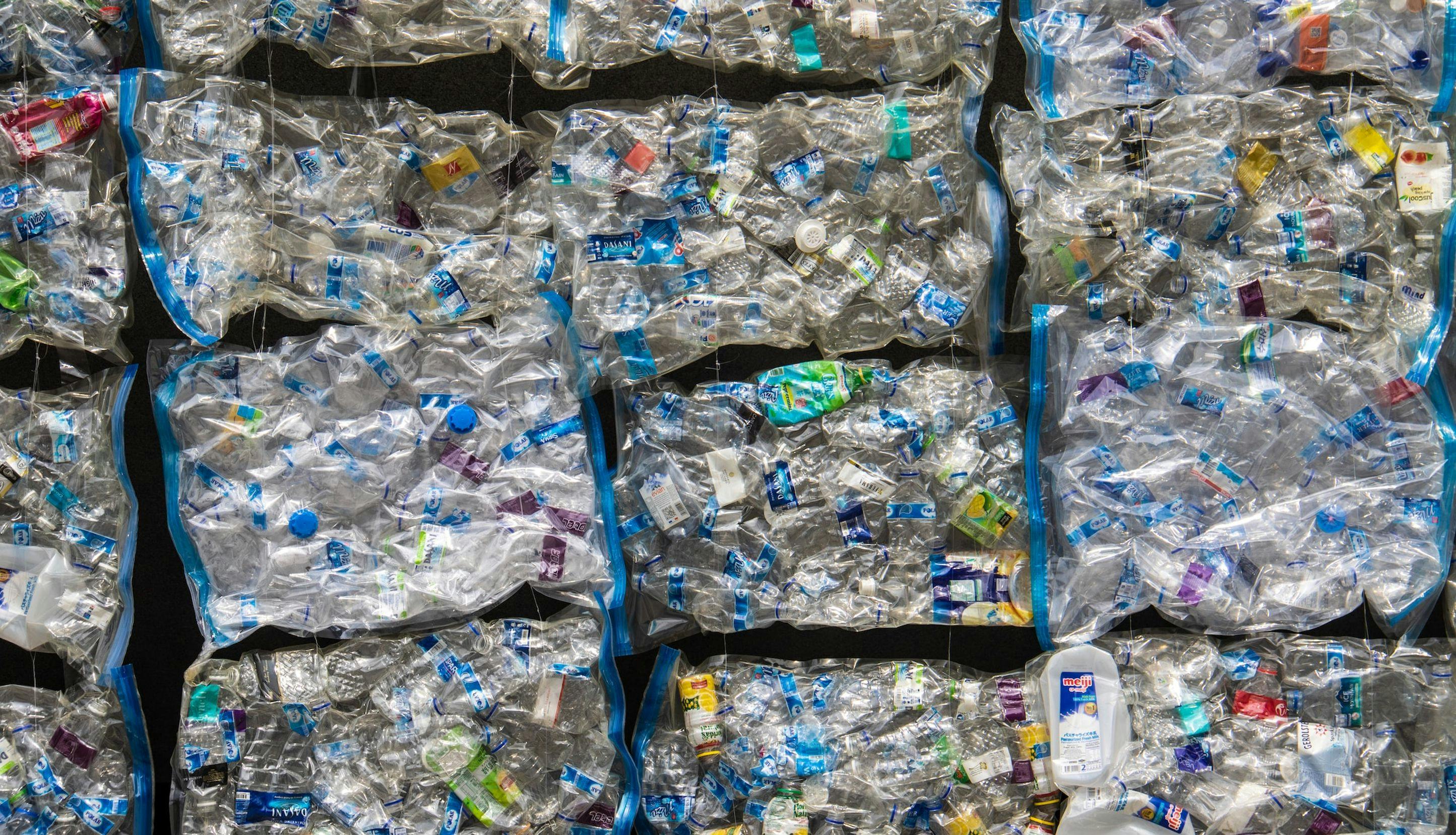 Komprimert plastavfall på lager.