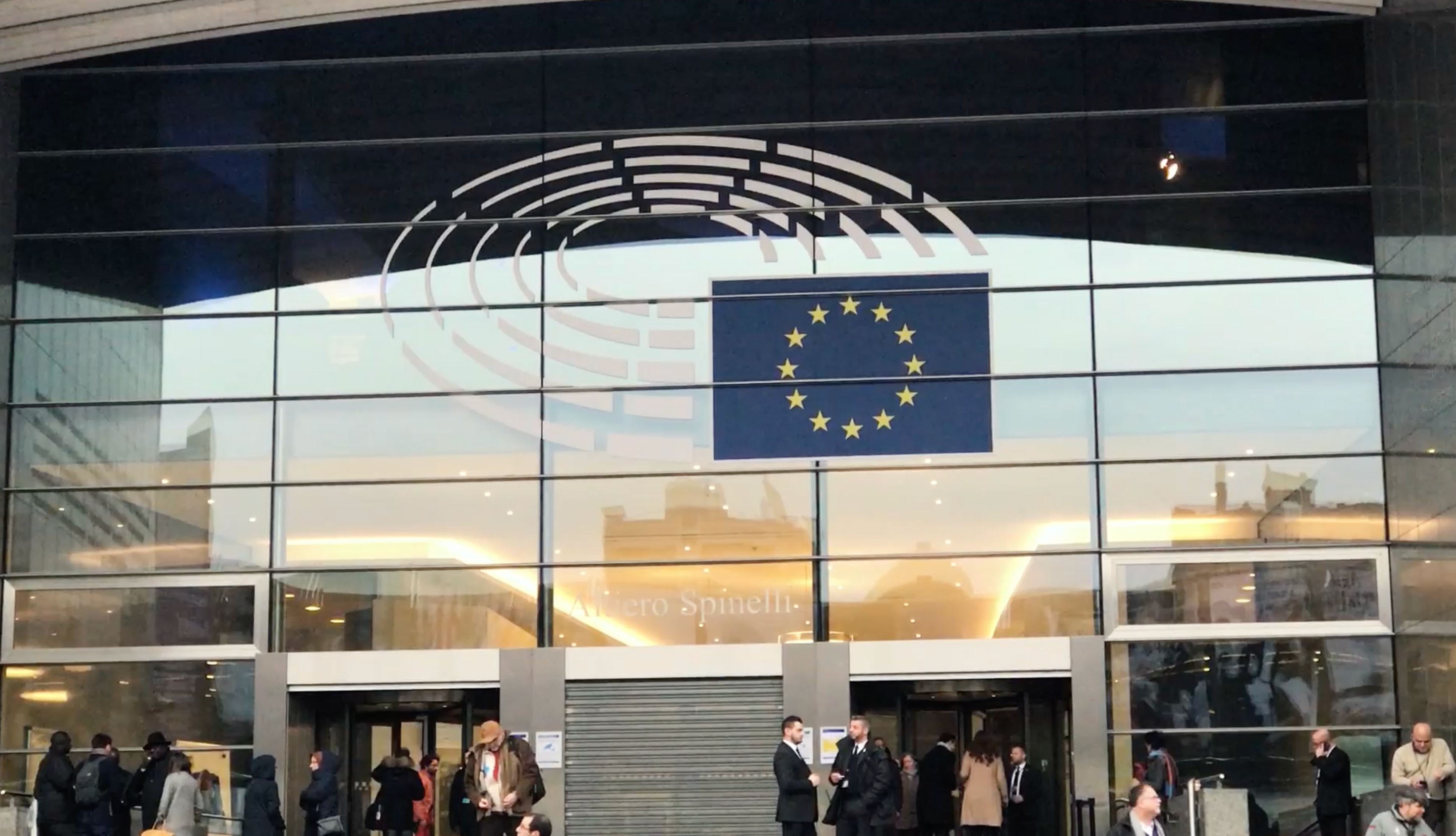 Inngangspartiet til bygget der Europaparlamentet samles.