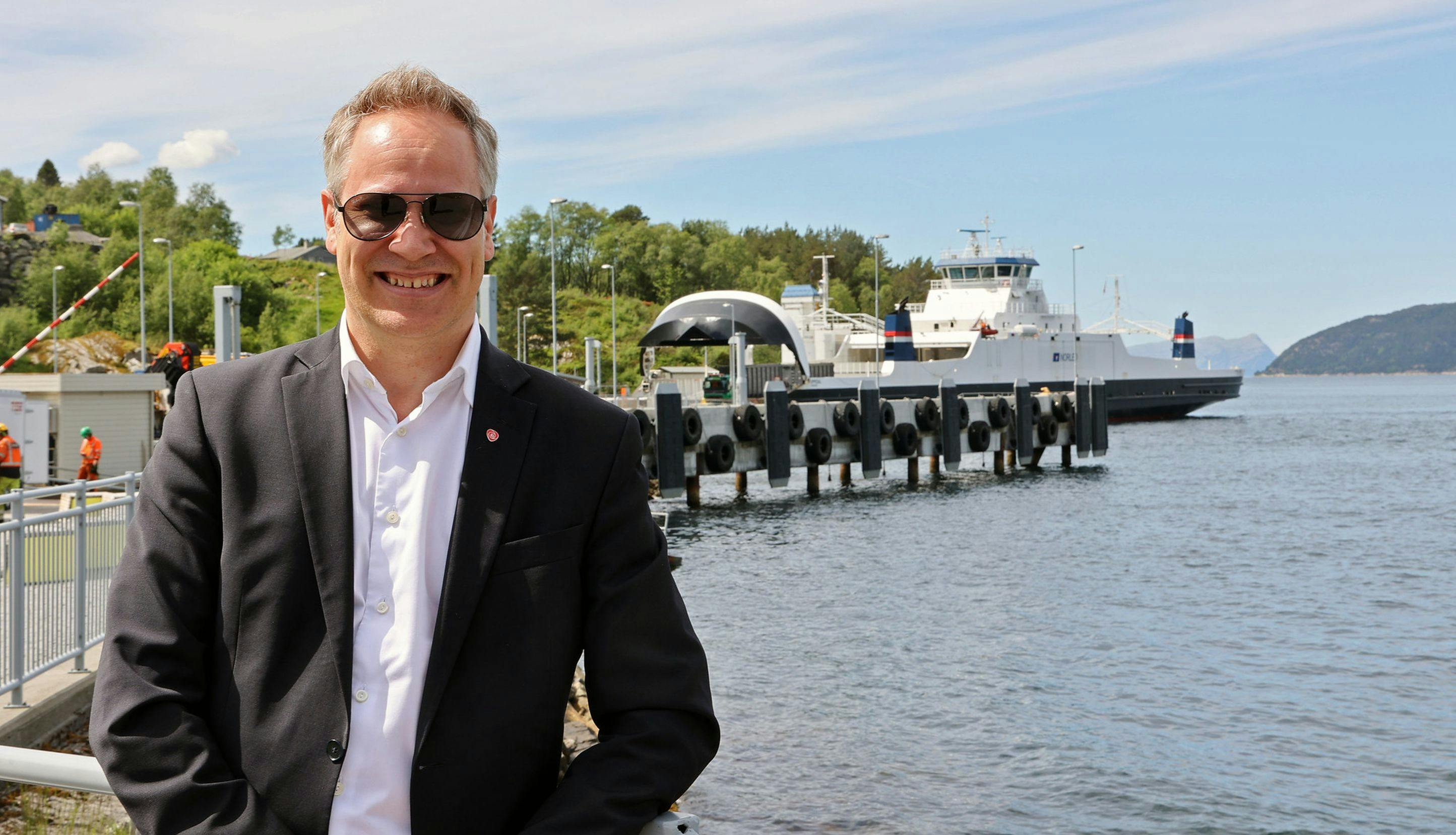 Jon-Ivar Nygård med fjord og ferje i bakgrunnen.