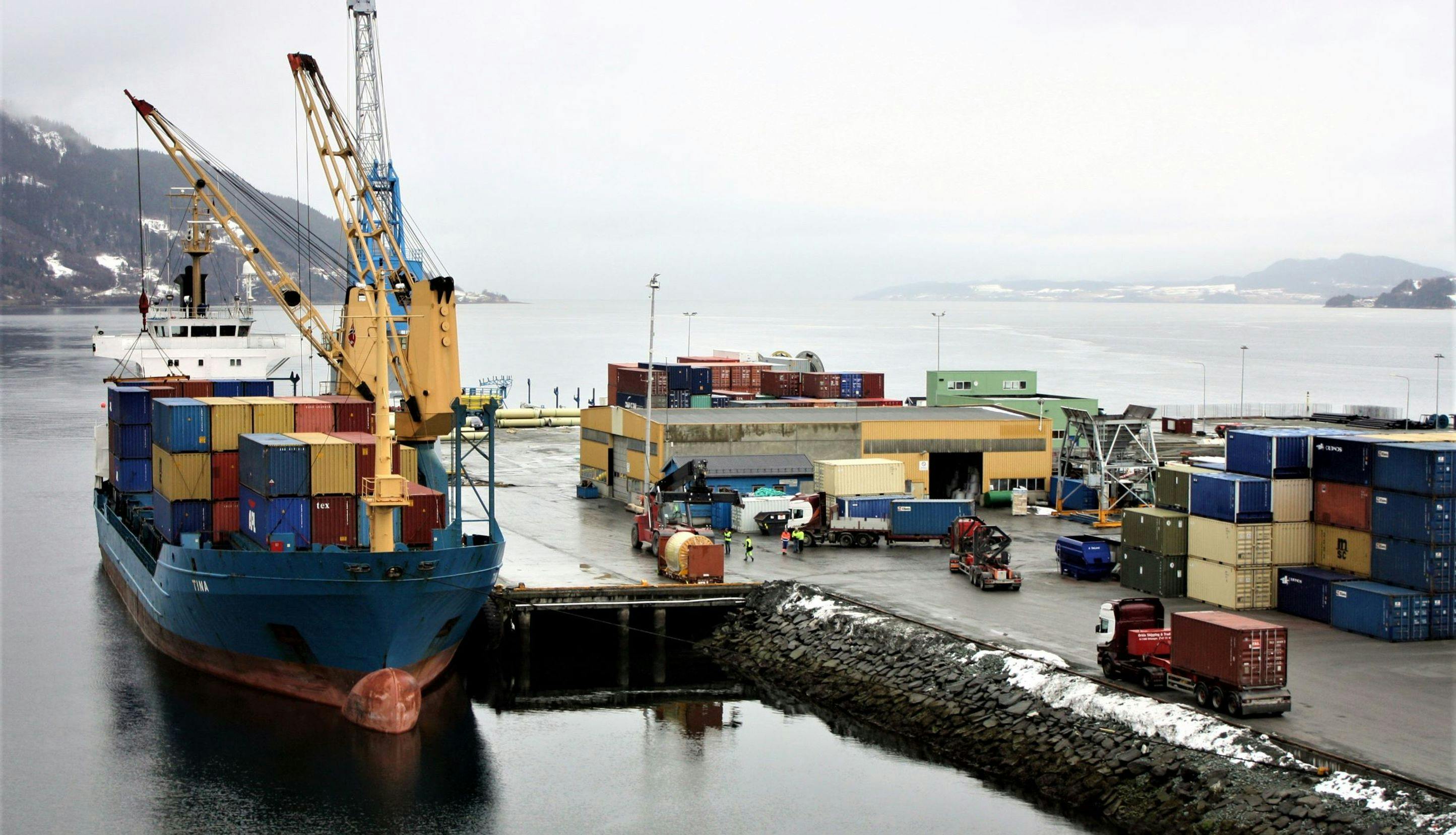 Omlasting av containere i havn.