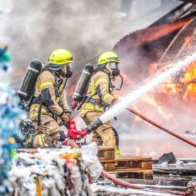 Brannkonstabler som slukker brann ved Norsk Gjenvinnings anlegg i 2018.