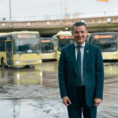 Jafar Altememy i halvfigur foran busser. 