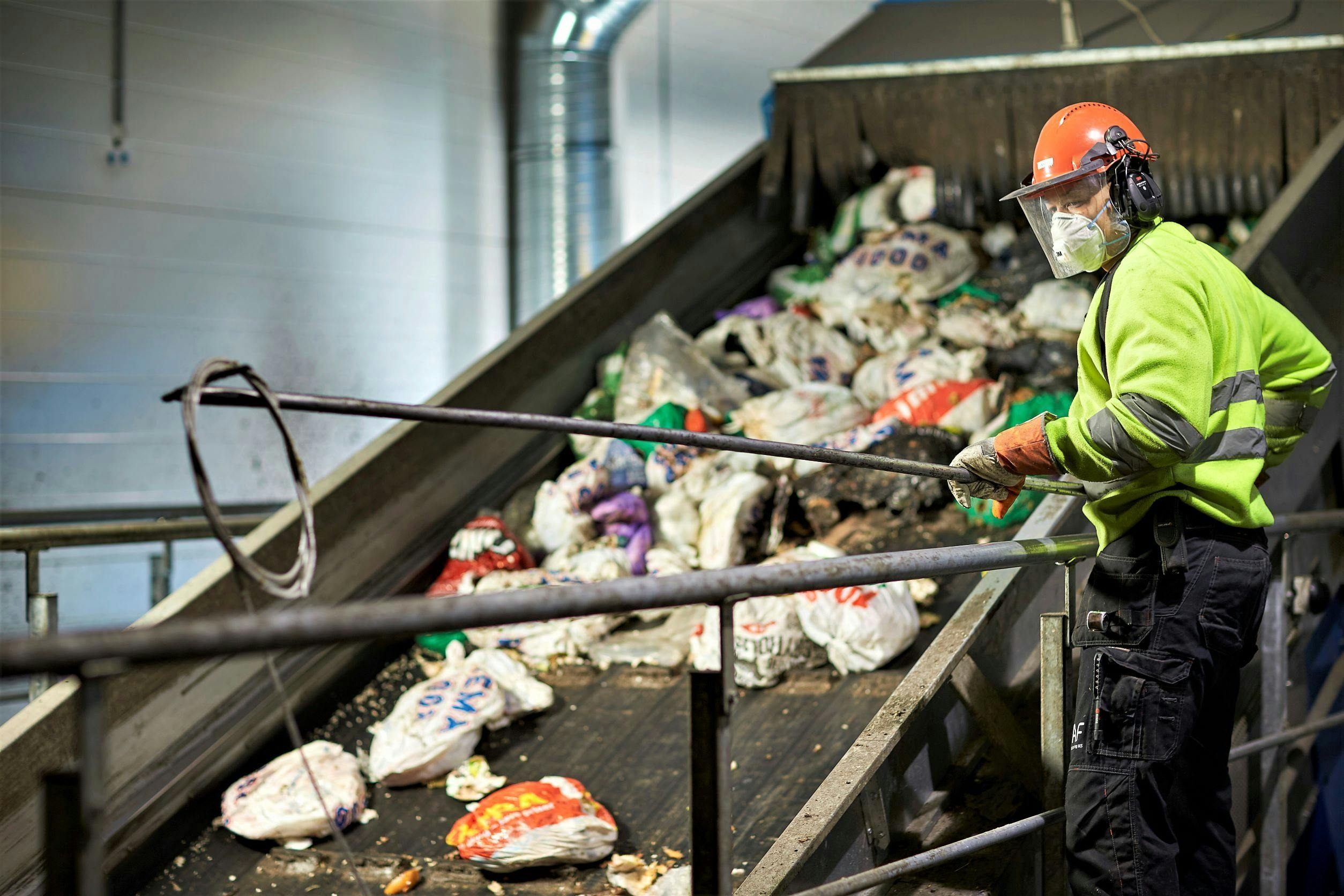 Ansatt jobber ved sorteringsanlegg for avfall