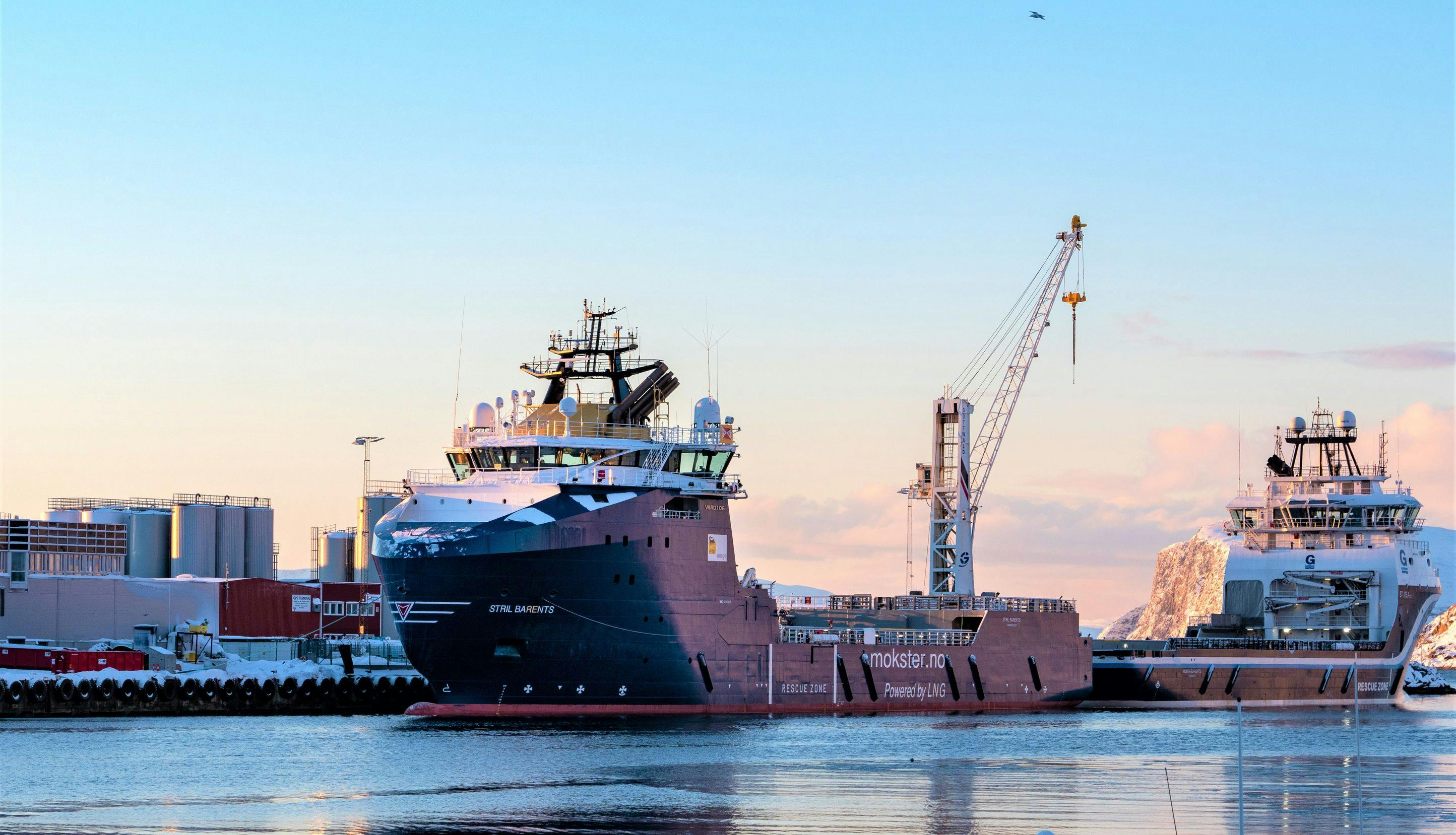 LNG-skip ligger til kai hos Hammerfest Havn. I bakgrunnen ses LNG-anlegget ved Melkøya i Hammerfest. 