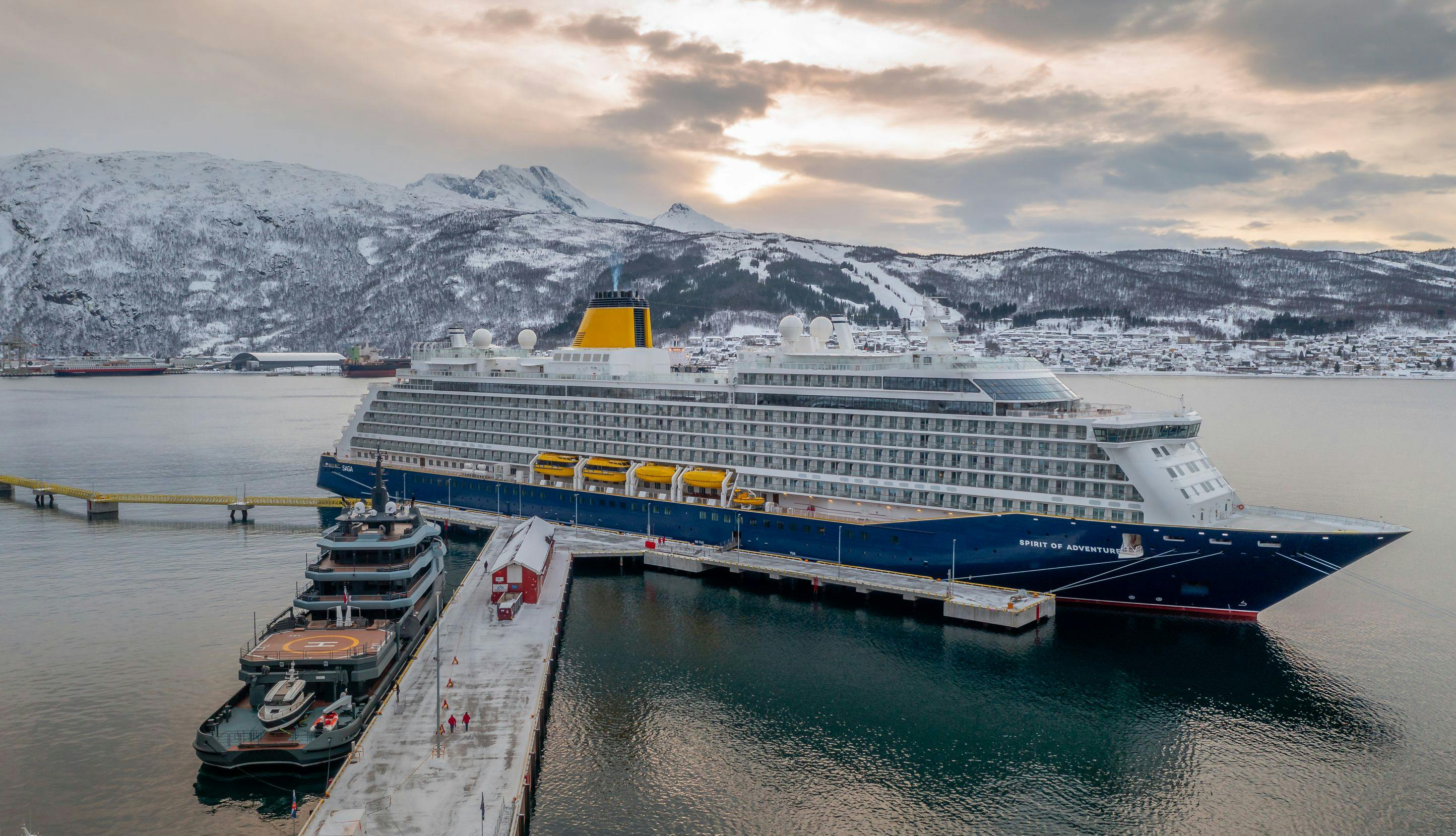 Cruiseskip ligger til havn i Narvik. 