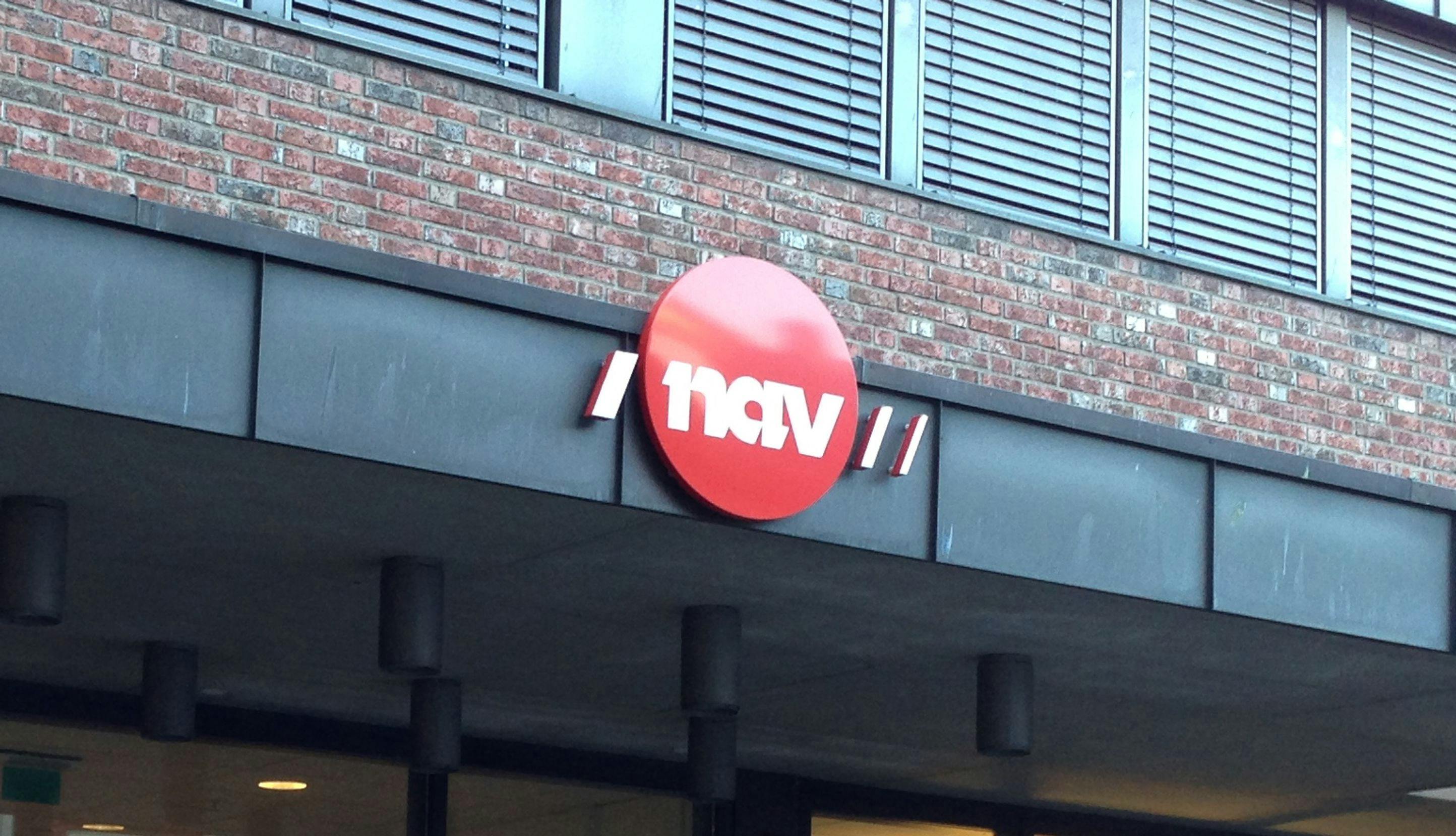 Kontor med NAV-logo.