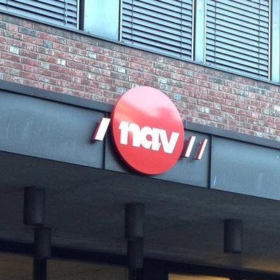Kontor med NAV-logo.