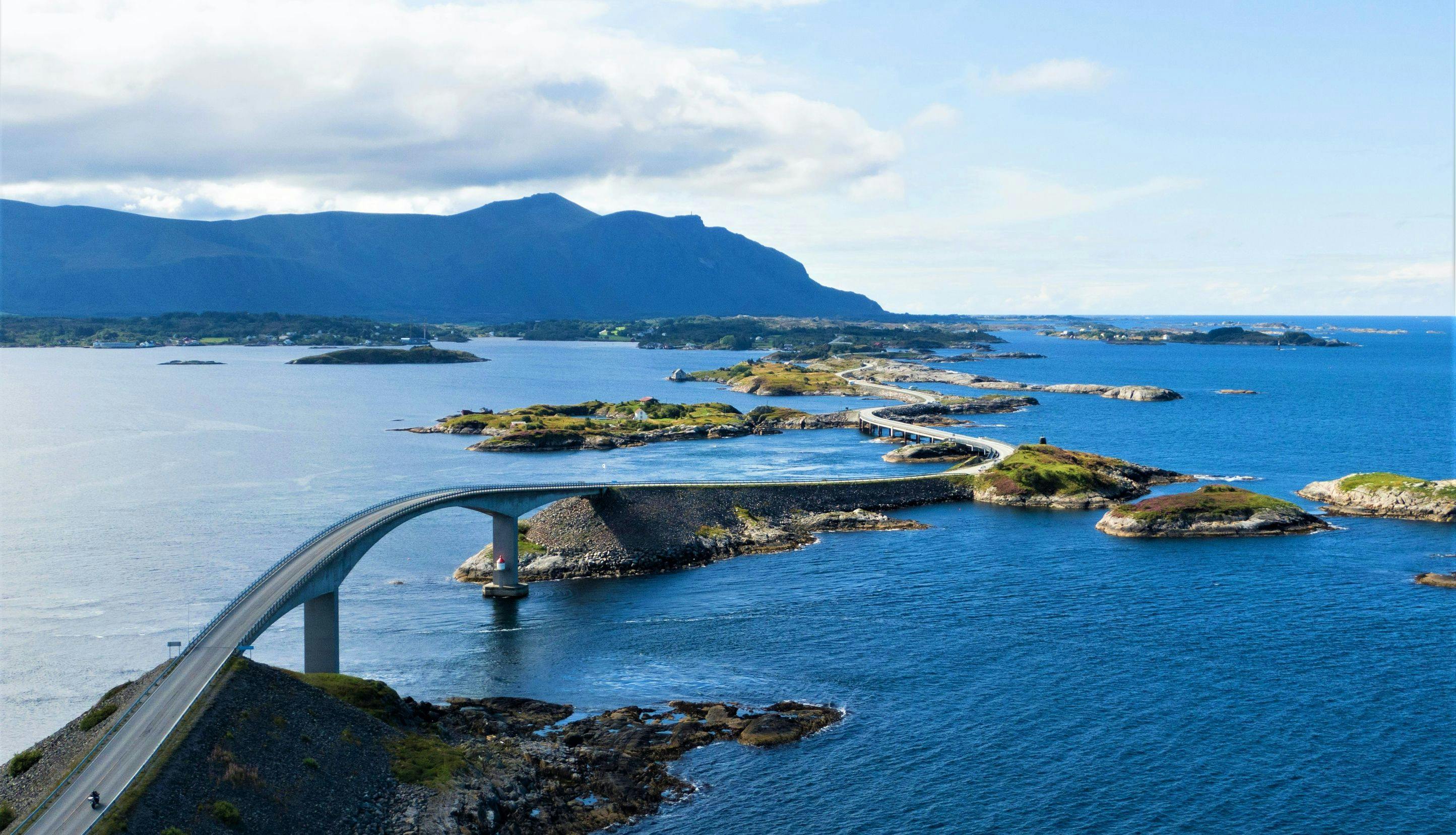 Vei med broer som slynger seg fra holme til holme i skjærgård på Nord-Vestlandet