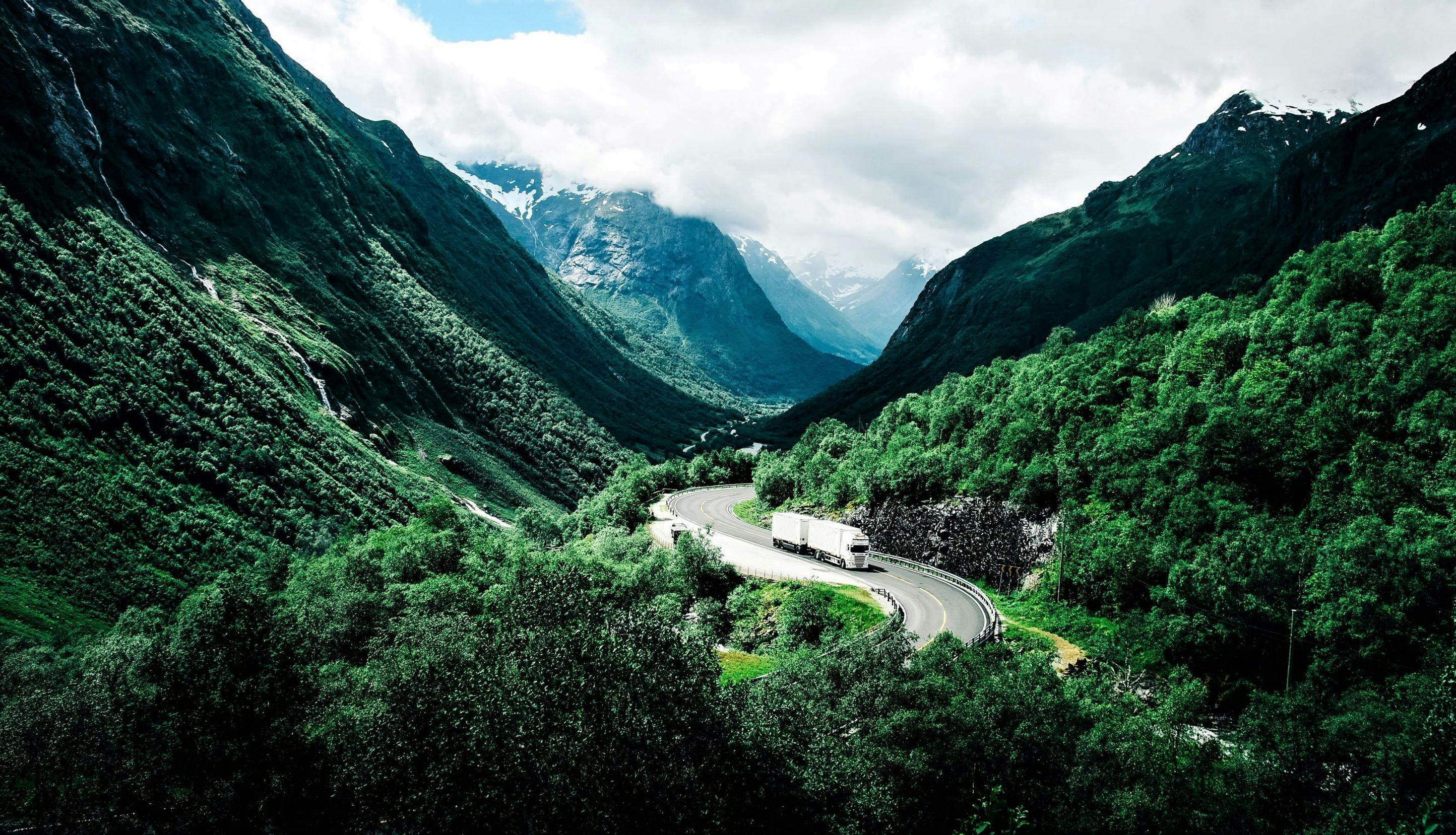 Vogntog som kjører gjennom norsk natur.