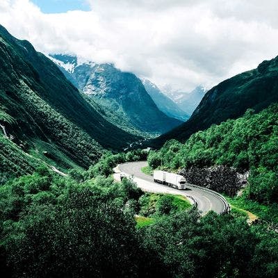 Vogntog som kjører gjennom norsk natur.