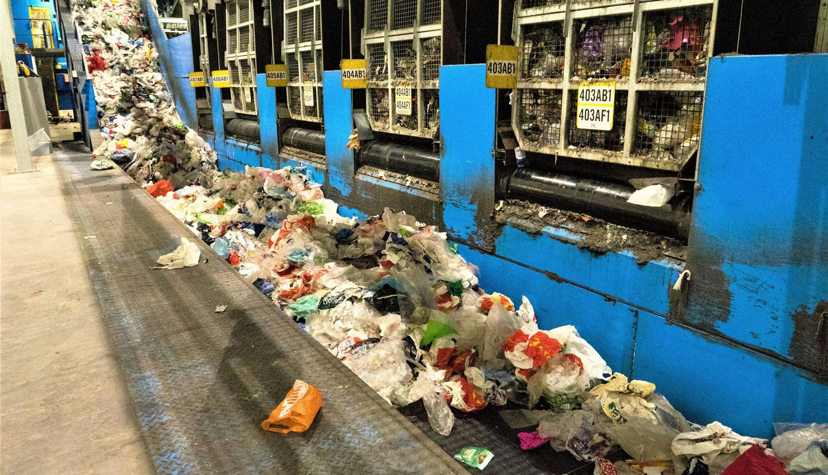 Et sorteringsanlegg der ulike typer avfall sorteres ut for gjenvinning.  