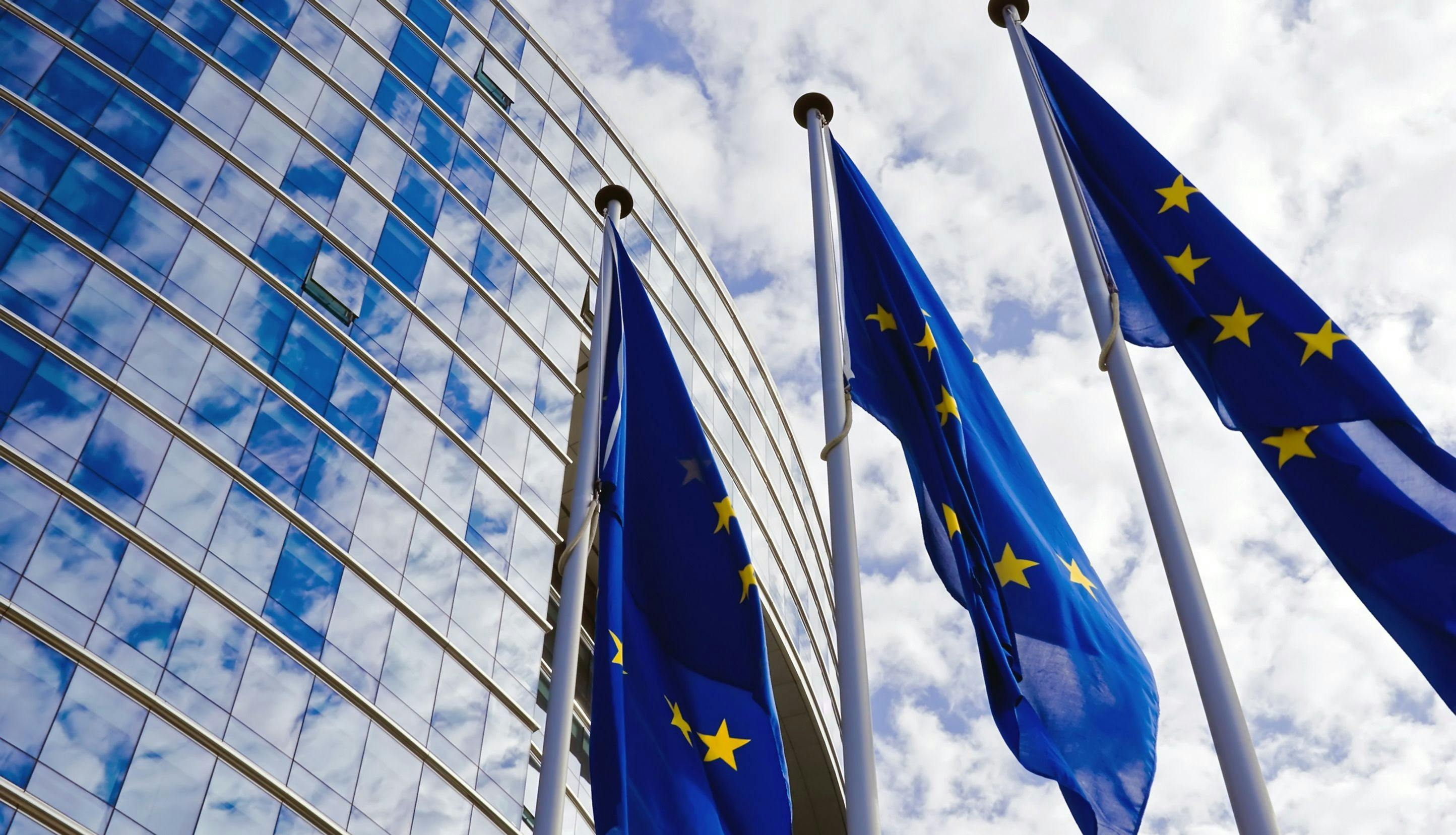 EU-flagg foran EU-bygning.