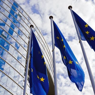EU-flagg utenfor bygning i Brüssel.