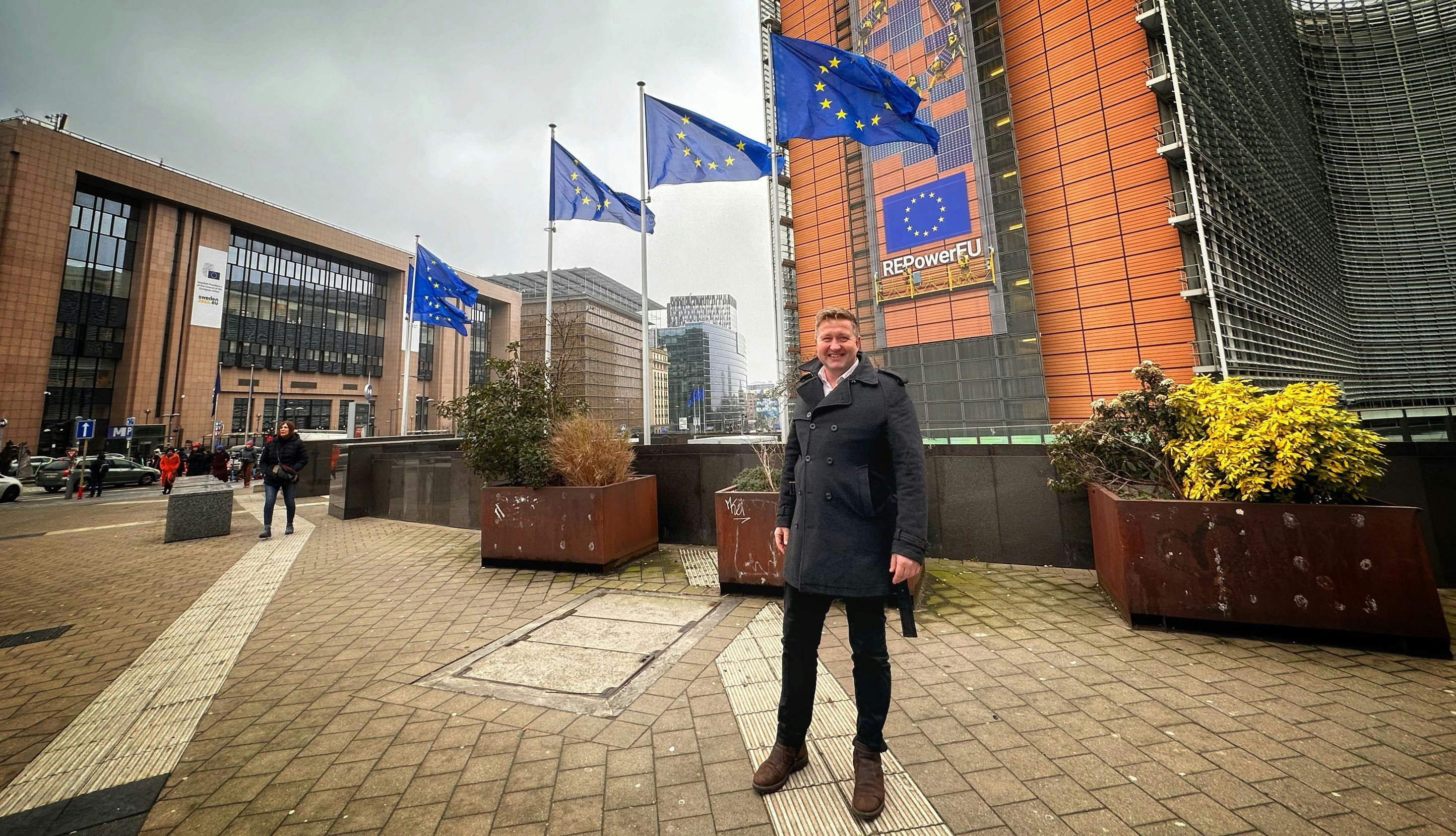 Truls Wickhom i helfigur foran EU-parlamentet.