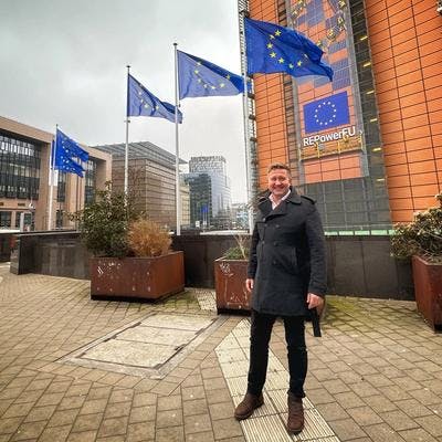 Truls Wickhom i helfigur foran EU-parlamentet.