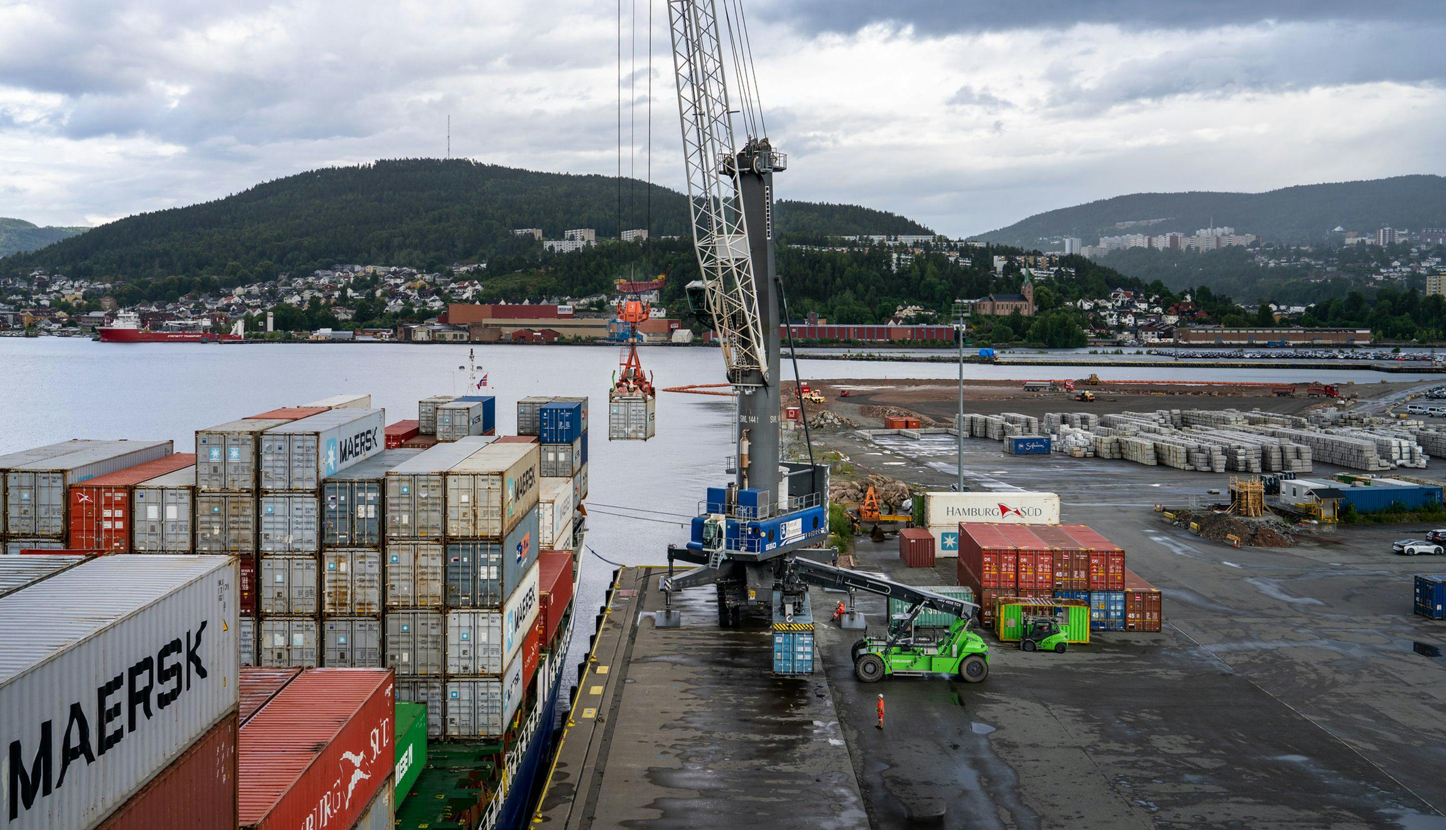 Lasting av containere i havn.