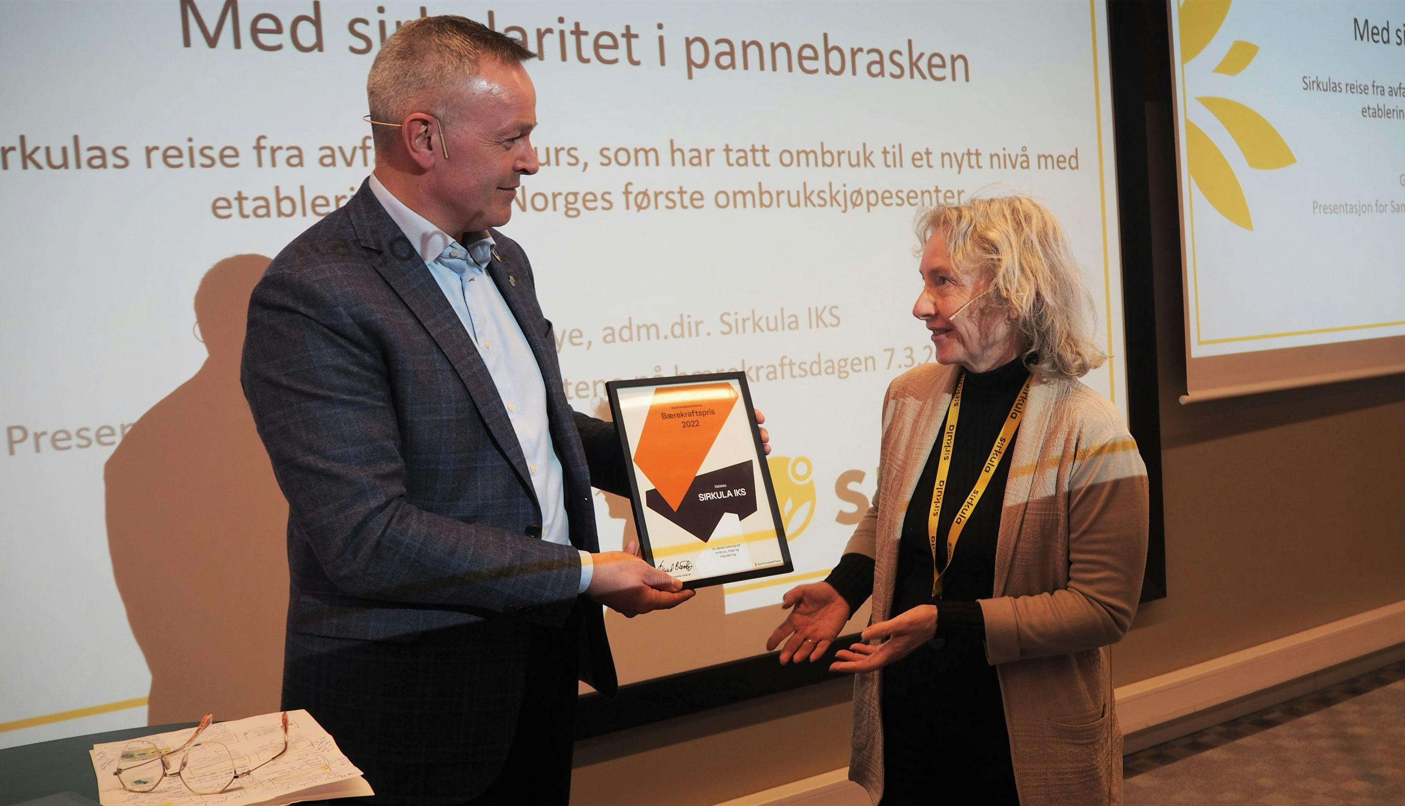 Øivind Brevik deler ut diplom til Grethe Olsbye.