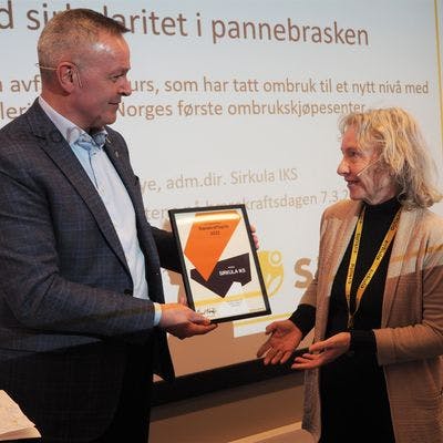 Øivind Brevik deler ut diplom til Grethe Olsbye.