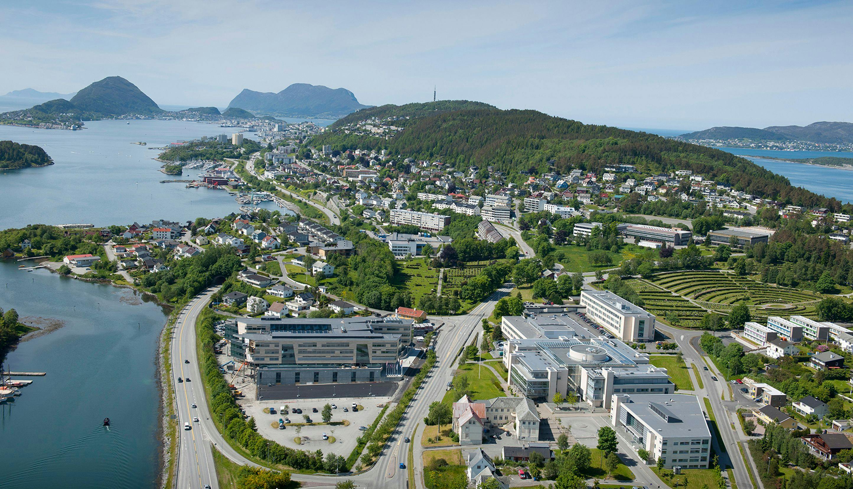 Oversiktsbilde over NTNUs campus i Ålesund. 