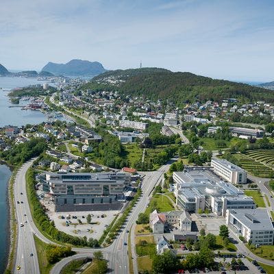 Oversiktsbilde over NTNUs campus i Ålesund. 