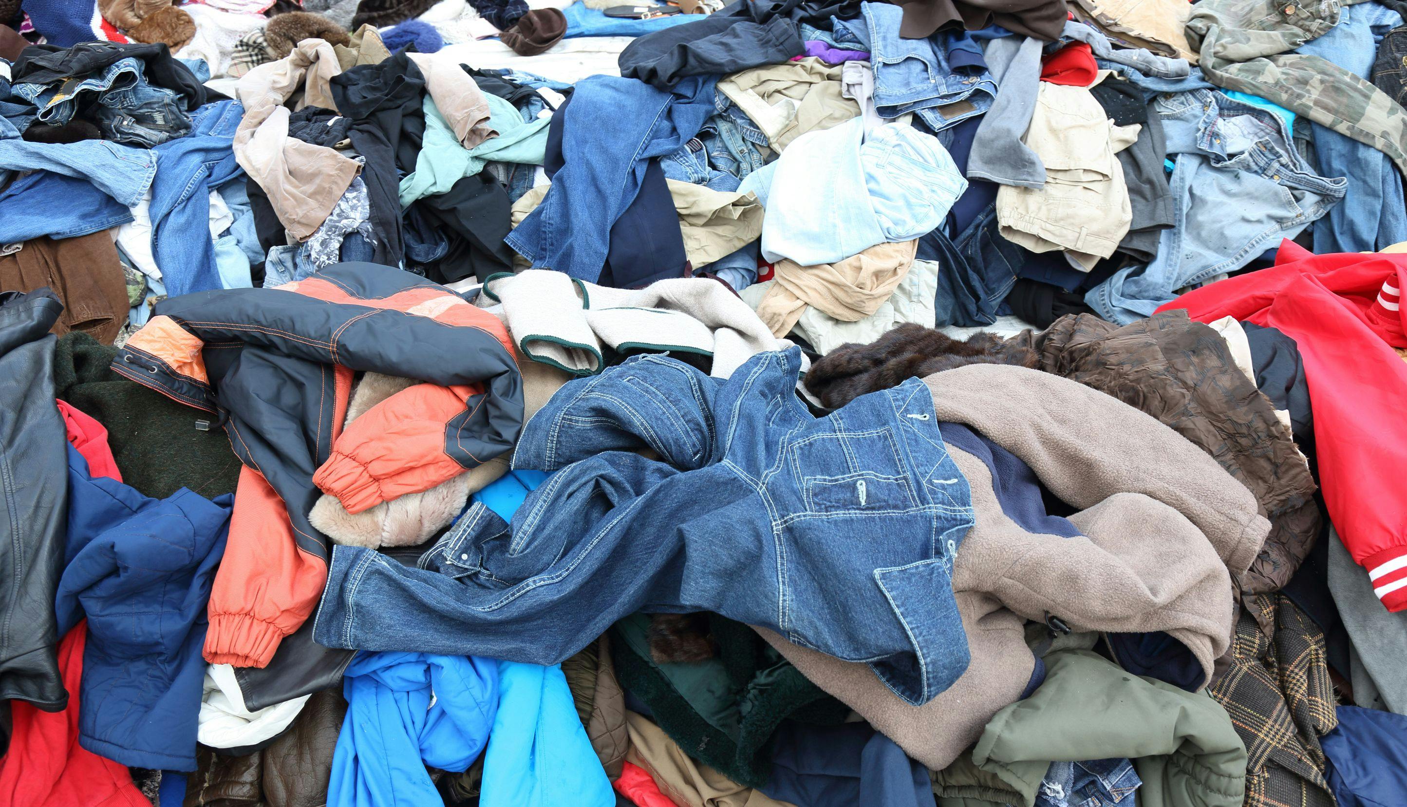 Bilde av brukte klær i en haug. 