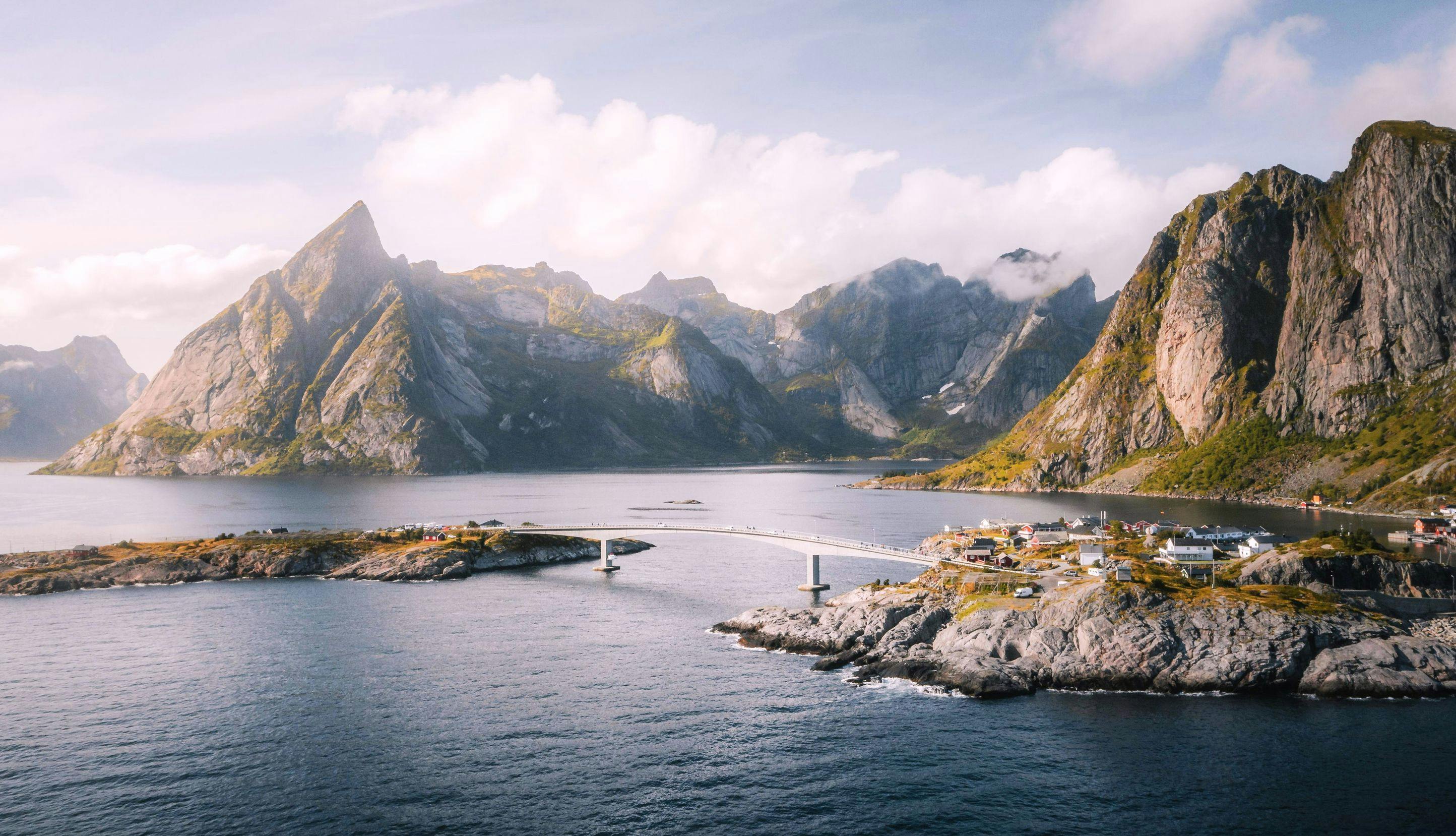 En bro leder fra en øy til en annen i et vakkert nordnorsk landskap.
