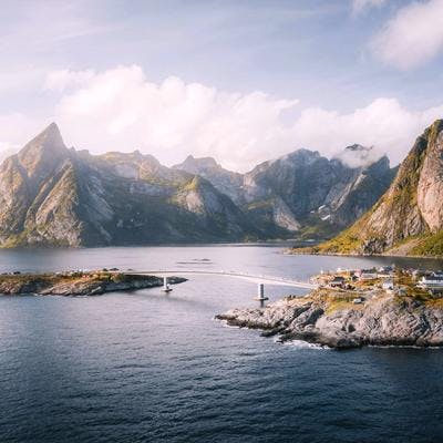 En bro leder fra en øy til en annen i et vakkert nordnorsk landskap.