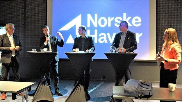 Debattdeltakere foran Norske Havner-logo.