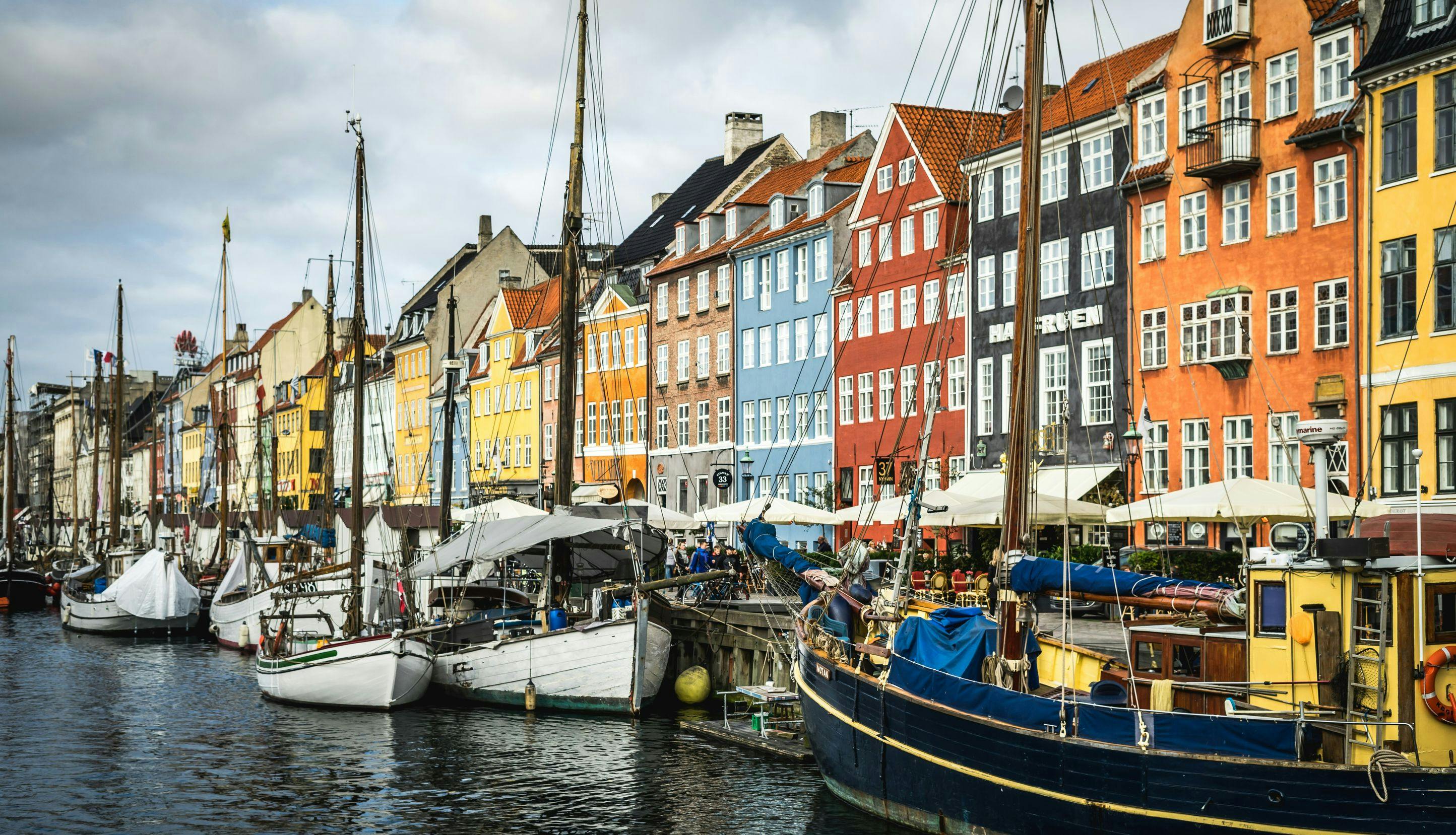 Gamle skøyter ligger til kai i Københavns Nyhavn.