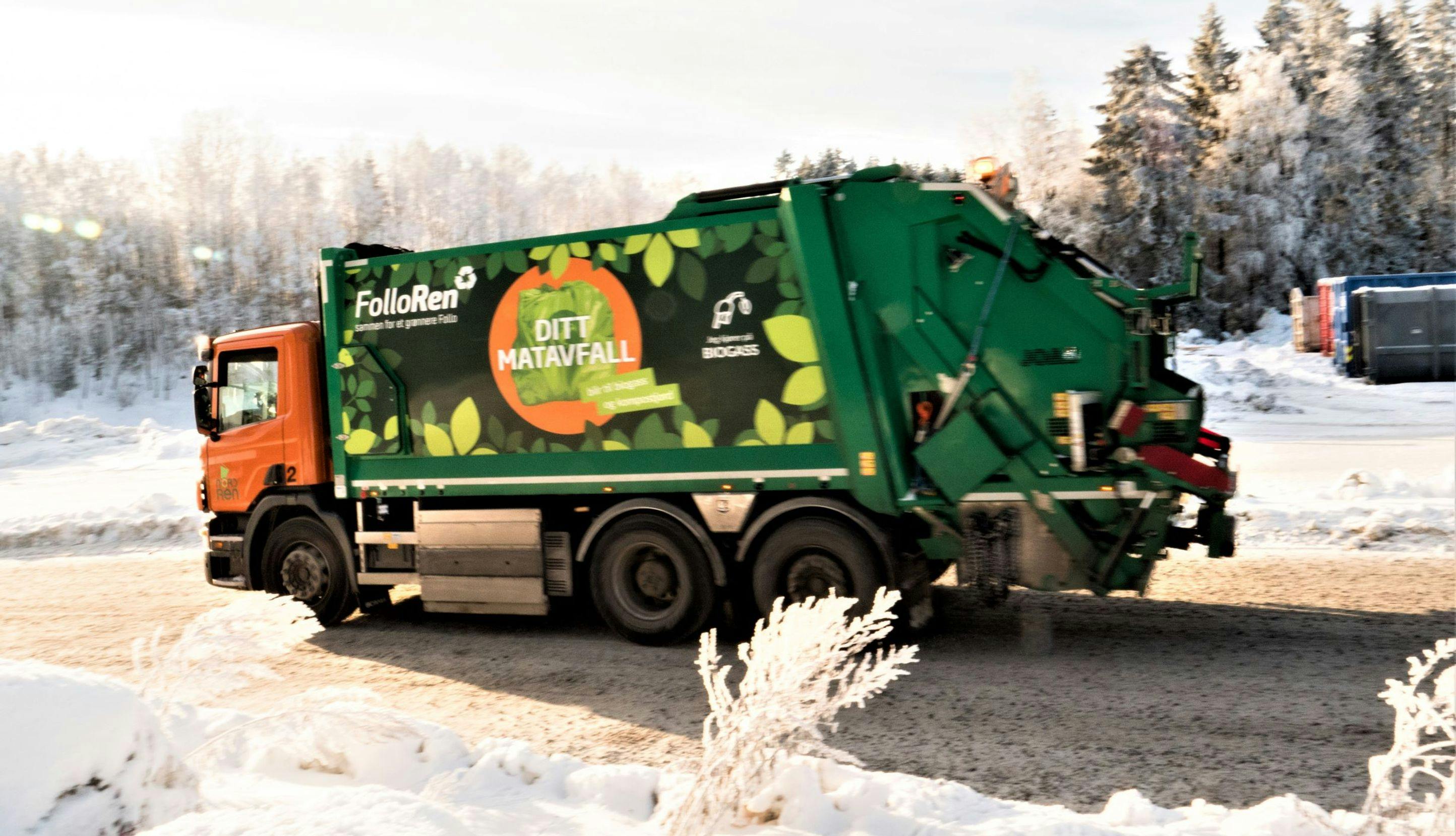 Søppelbil fra Follo Ren kjører i vinterlandskap.