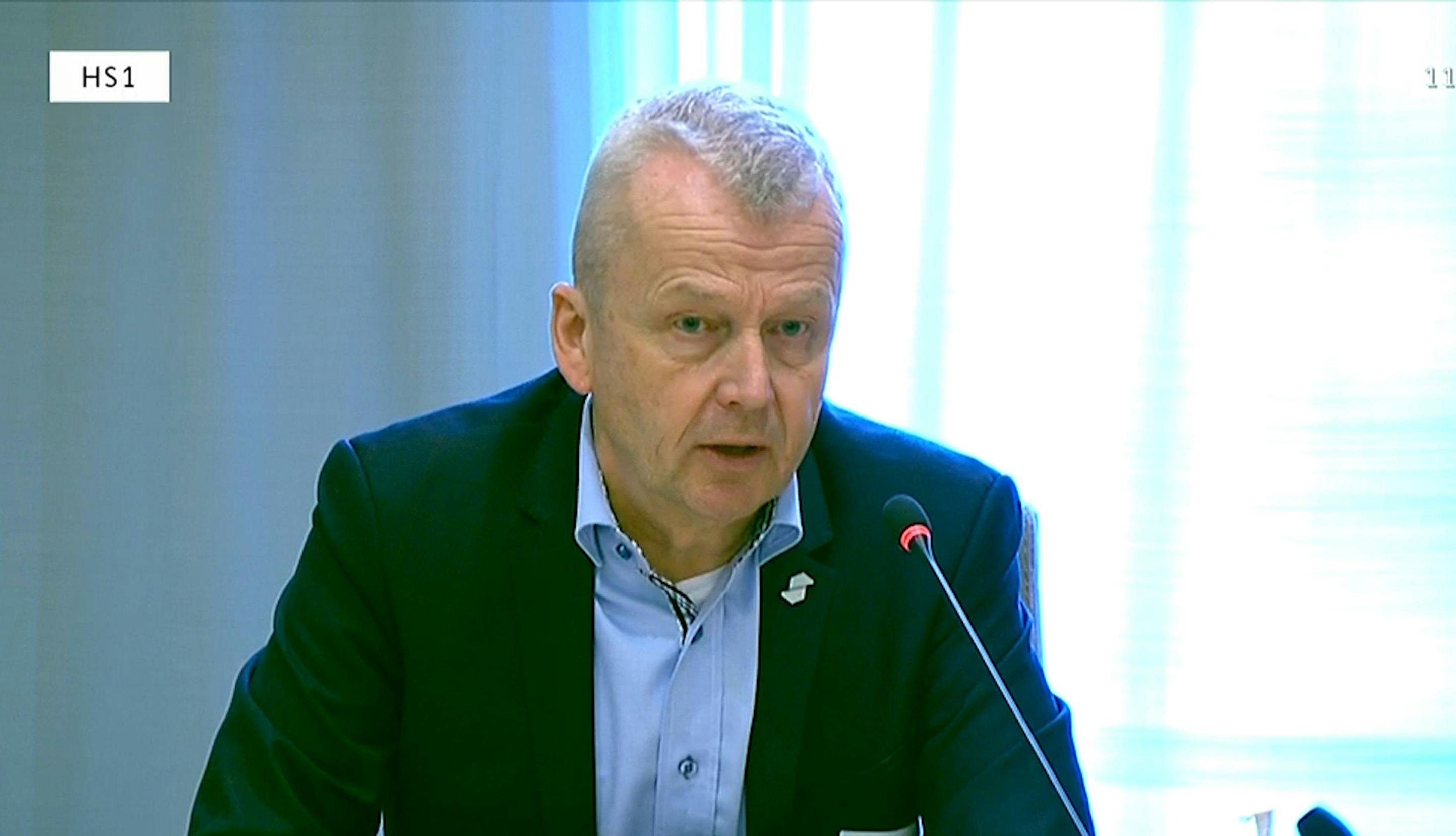 Øistein Gjølberg Karlsen i halvfigur under høring i Stortinget.