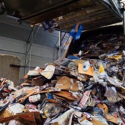 Søppelbil tømmer avfall på mottak.